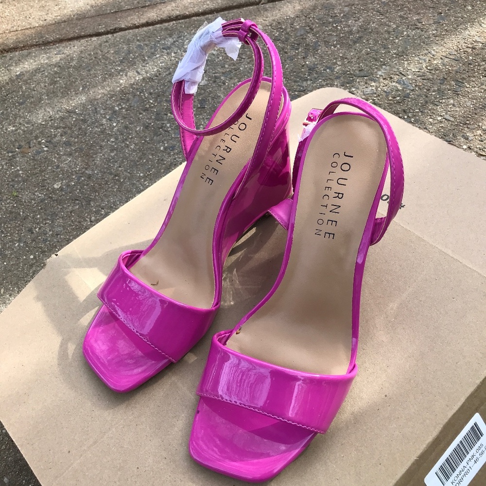 Journee Collection Women's Konna Wedge Sandal